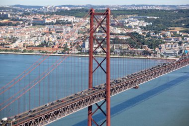 Tagus Nehri üzerindeki Kızıl Lizbon Köprüsü, Portekiz 06: 22 2024