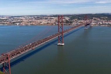 Tagus Nehri üzerindeki Kızıl Lizbon Köprüsü, Portekiz 06: 22 2024