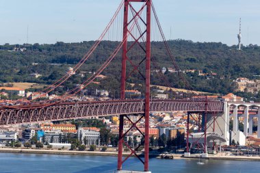 Tagus Nehri üzerindeki Kızıl Lizbon Köprüsü, Portekiz 06: 22 2024