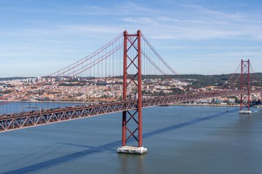 Tagus Nehri üzerindeki Kızıl Lizbon Köprüsü, Portekiz 06: 22 2024