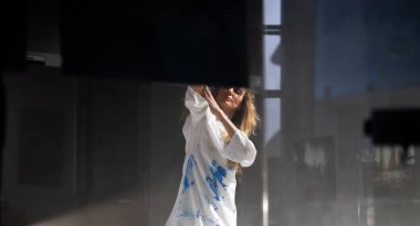 Dans, Resim, Yaratıcı İfade Bir Fotoğraf Stüdyosunda Güzel Bir Kadın Pozu