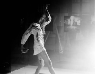 Dans, Resim, Yaratıcı İfade Bir Fotoğraf Stüdyosunda Güzel Bir Kadın Pozu