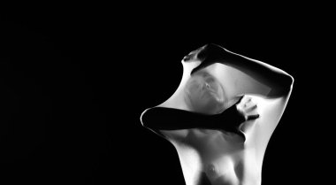 Işık ve Gölgeler Oyunları: İpek Peçeler Arkasında Vücut Şekilleri