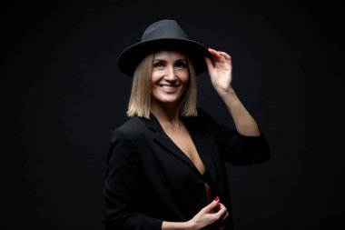 Şapka ve Işık: Stüdyodaki Güzel, Olgun Bir Kadının Portresi