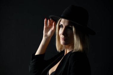 Şapka ve Işık: Stüdyodaki Güzel, Olgun Bir Kadının Portresi