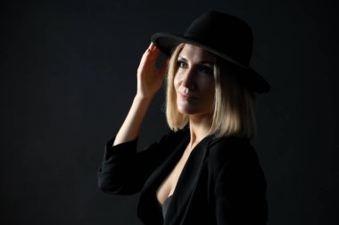 Şapka ve Işık: Stüdyodaki Güzel, Olgun Bir Kadının Portresi