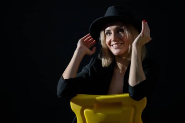 Şapka ve Işık: Stüdyodaki Güzel, Olgun Bir Kadının Portresi