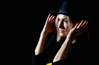 Şapka ve Işık: Stüdyodaki Güzel, Olgun Bir Kadının Portresi