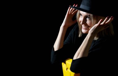 Şapka ve Işık: Stüdyodaki Güzel, Olgun Bir Kadının Portresi