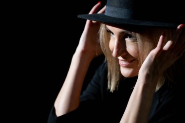 Şapka ve Işık: Stüdyodaki Güzel, Olgun Bir Kadının Portresi