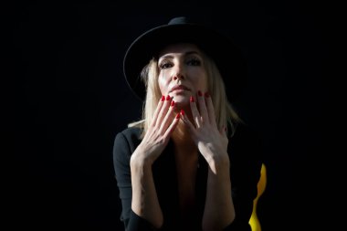 Şapka ve Işık: Stüdyodaki Güzel, Olgun Bir Kadının Portresi