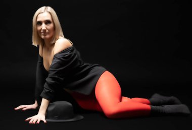 Stüdyoda kırmızı çoraplı güzel sarışın bir kadın poz verdi: