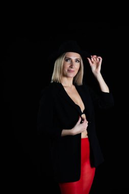 Stüdyoda kırmızı çoraplı güzel sarışın bir kadın poz verdi: