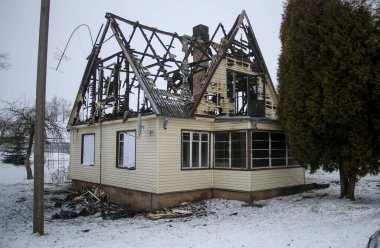 Yangından zarar gören ev ağır kayıplar, tamamen yok edilen ev, sigorta tazminatı 