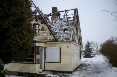 Yangından zarar gören ev ağır kayıplar, tamamen yok edilen ev, sigorta tazminatı 