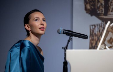 Yetenekli piyanist, güzel kadın, sanatçı beyaz kuyruklu piyano çalıyor.