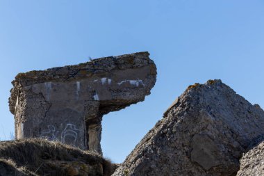 Liepaja sahilinde yıkılmış bir kalenin kalıntıları.