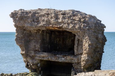 Liepaja sahilinde yıkılmış bir kalenin kalıntıları.