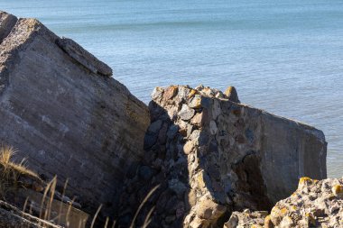 Liepaja sahilinde yıkılmış bir kalenin kalıntıları.