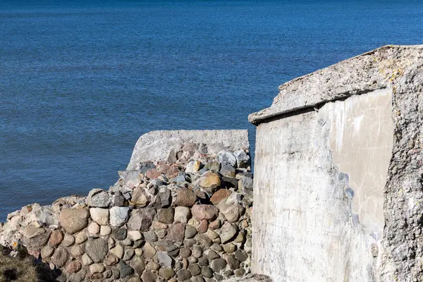 Liepaja sahilinde yıkılmış bir kalenin kalıntıları.