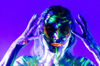 Parlayan Vücut Sanatı: Floresan Boya ve Stüdyo Işıklandırma