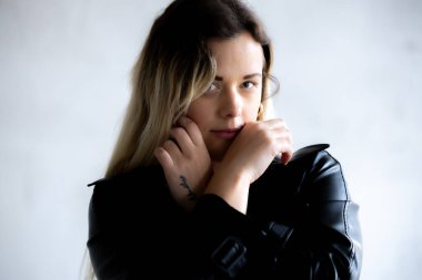 Sessizlik Bir Kadın Portresi Konuşur Gözler ve Eller