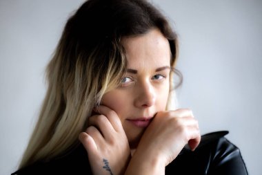 Sessizlik Bir Kadın Portresi Konuşur Gözler ve Eller