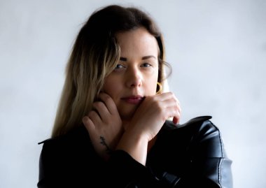 Sessizlik Bir Kadın Portresi Konuşur Gözler ve Eller