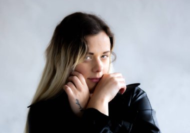 Sessizlik Bir Kadın Portresi Konuşur Gözler ve Eller