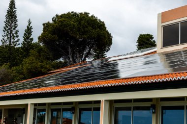 Güneş panelleri aracılığıyla güneş ışığı altında enerji bağımsızlığı