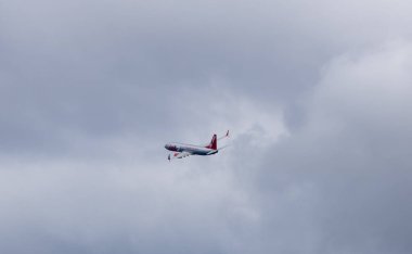 Easy Jet uçağı Madeira üzerinden havalanıyor, Santa Cruz Havaalanı 04: 14 1025