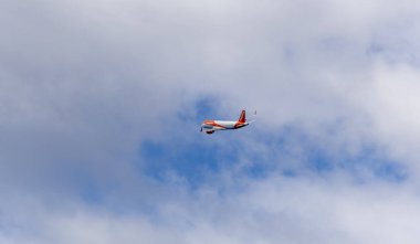 Easy Jet uçağı Madeira üzerinden havalanıyor, Santa Cruz Havaalanı 04: 14 1025