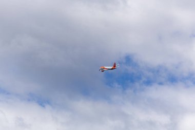 Easy Jet uçağı Madeira üzerinden havalanıyor, Santa Cruz Havaalanı 04: 14 1025