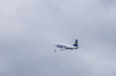 Ryanair uçağı Madeira üzerinden havalanıyor, Santa Cruz Havaalanı 04 14 1025