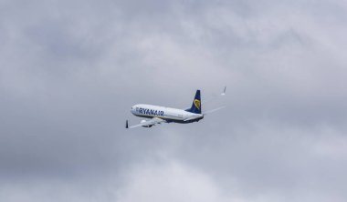 Ryanair uçağı Madeira üzerinden havalanıyor, Santa Cruz Havaalanı 04 14 1025