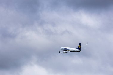 Ryanair uçağı Madeira üzerinden havalanıyor, Santa Cruz Havaalanı 04 14 1025