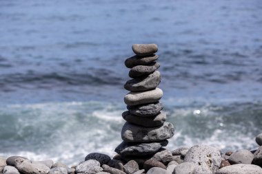  Okyanus 'tan Taş Dengesi Kulesi