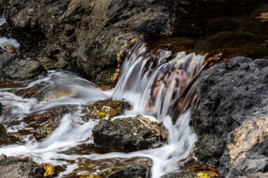 Madeira Kayalıkları İçinden Şelale Gibi Su