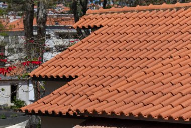 Madeira Çatılarının Terracotta Ritmleri Geleneksel Mimariye Bir Bakış