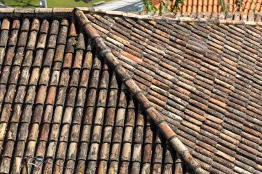 Madeira Çatılarının Terracotta Ritmleri Geleneksel Mimariye Bir Bakış