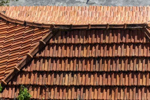 Madeira Çatılarının Terracotta Ritmleri Geleneksel Mimariye Bir Bakış