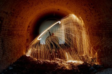 Ateş Dansı, Eski Bir Fort Tünelinde Uzun Pozisyon