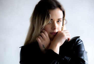 Sessizlik Bir Kadın Portresi Konuşur Göz ve Eller