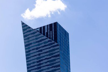 Varşova 'da modern cam mimarisi ve pencere yansımaları