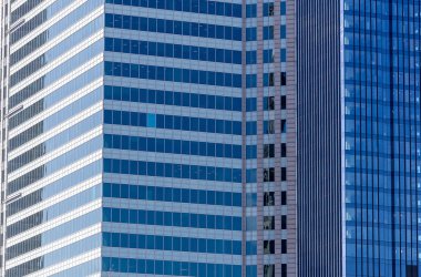 Varşova 'da modern cam mimarisi ve pencere yansımaları