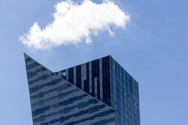 Varşova 'da modern cam mimarisi ve pencere yansımaları