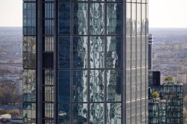 Varşova 'da modern cam mimarisi ve pencere yansımaları