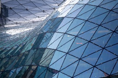 Varşova 'da modern cam mimarisi ve pencere yansımaları