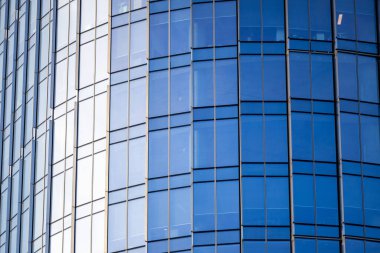 Varşova 'da modern cam mimarisi ve pencere yansımaları