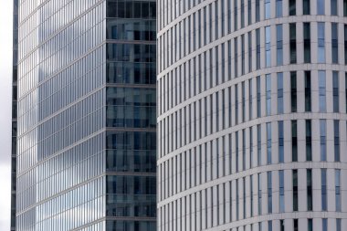 Varşova 'da modern cam mimarisi ve pencere yansımaları